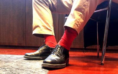 Ocultos tras el zapato y el pantalón