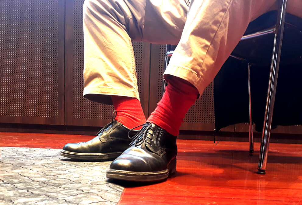 Ocultos tras el zapato y el pantalón